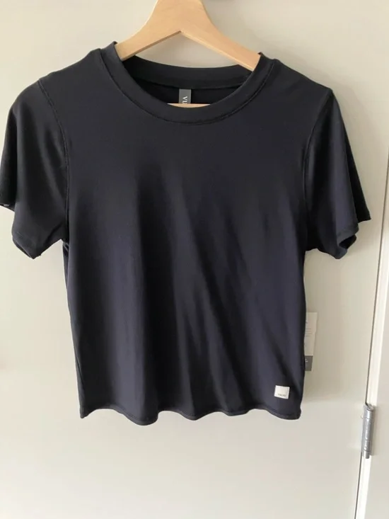 New with Tags: Vuori Short Sleeve Tee in Black - Picture 1 of 6